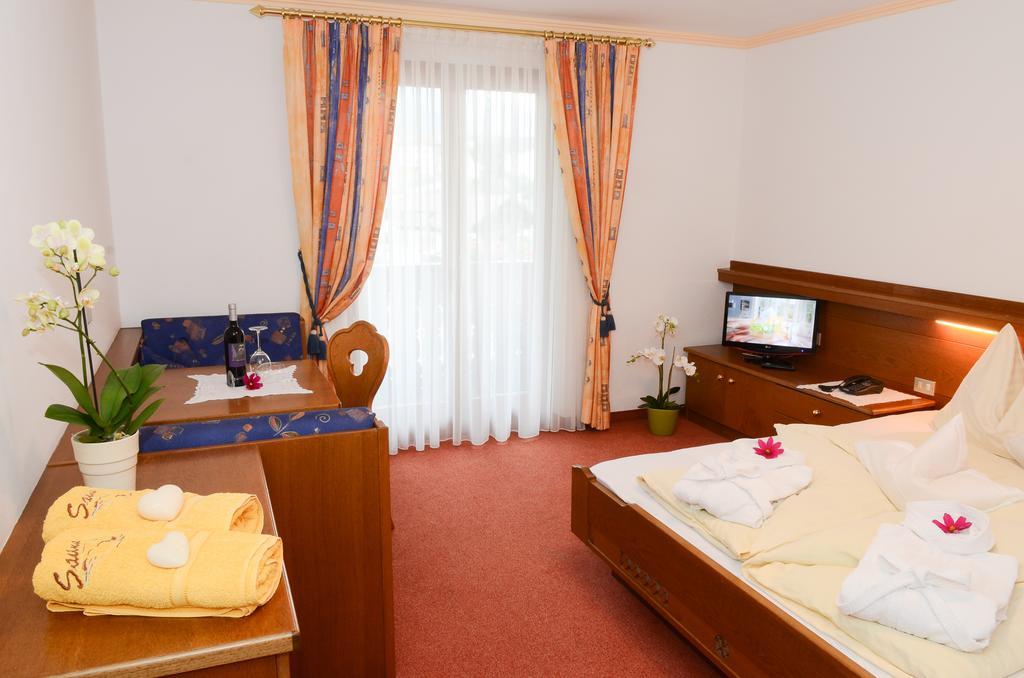 Pension Felseneck San Leonardo in Passiria Esterno foto